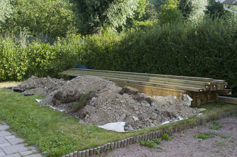 Terassi 12.jpg - Se toinen kasa kaivettua maata. Toinen kasa oli talon toisessa kulmassa.